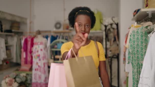 アフリカ系アメリカ人女性のお客様笑顔自信を持ってやって来るジェスチャーで衣類店 — ストック動画