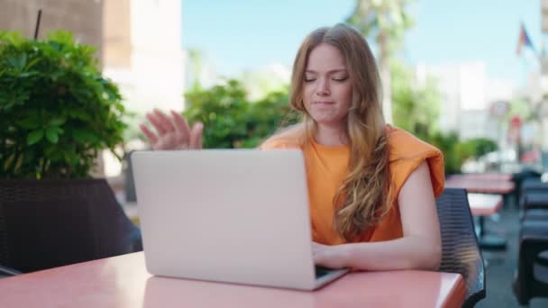 Νεαρή Γυναίκα Τόνισε Χρησιμοποιώντας Φορητό Υπολογιστή Κάθεται Στο Τραπέζι Στη — Αρχείο Βίντεο