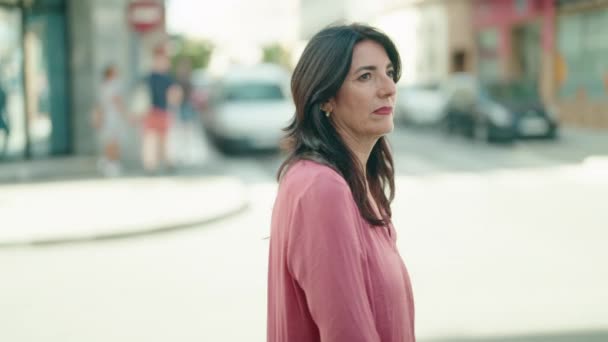 Middelbare Leeftijd Spaanse Vrouw Staat Met Armen Gekruist Gebaar Straat — Stockvideo