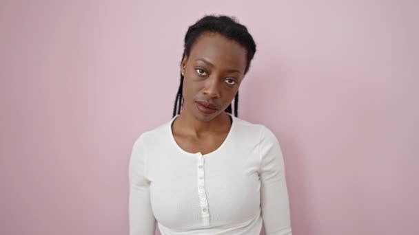 Mujer Afroamericana Pie Con Expresión Estresada Sobre Fondo Rosa Aislado — Vídeos de Stock