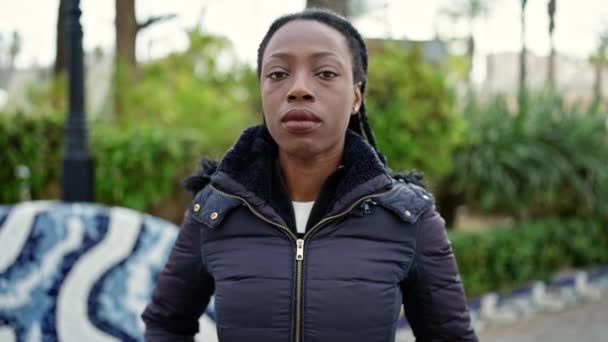 Африканская Американка Стоящая Серьезным Лицом Скрещенными Руками Парке — стоковое видео