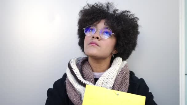 Joven Africana Americana Mujer Sonriendo Confiado Celebración Carpeta Sobre Aislado — Vídeos de Stock