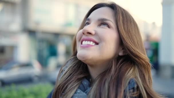 Молодая Красивая Латиноамериканка Смотрит Небо Большими Пальцами Улице — стоковое видео