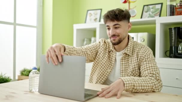 Jonge Arabier Man Met Behulp Van Laptop Zittend Tafel Thuis — Stockvideo