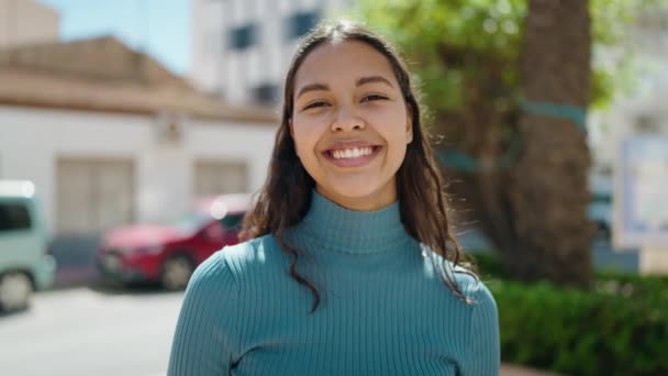Joven Mujer Afroamericana Sonriendo Confiada Sosteniendo Pasaporte Los Estados Unidos — Vídeo de stock