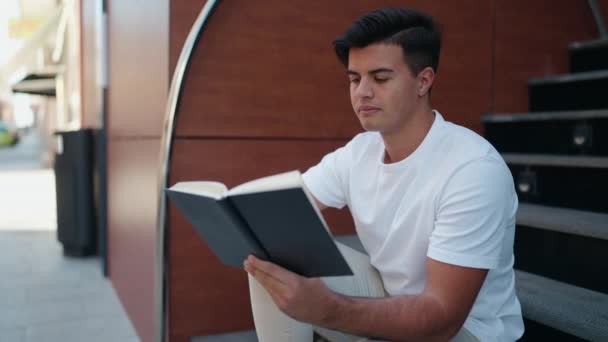 Νεαρός Ισπανός Διαβάζει Βιβλία Στο Δρόμο — Αρχείο Βίντεο