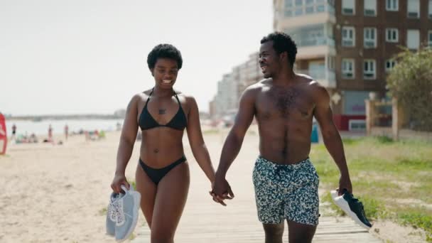 Afričanky Američanky Muž Žena Pár Nosí Plavky Chůze Rukama Dohromady — Stock video
