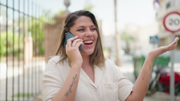 Jonge Hispanic Vrouw Glimlachen Zelfverzekerd Praten Smartphone Straat — Stockvideo