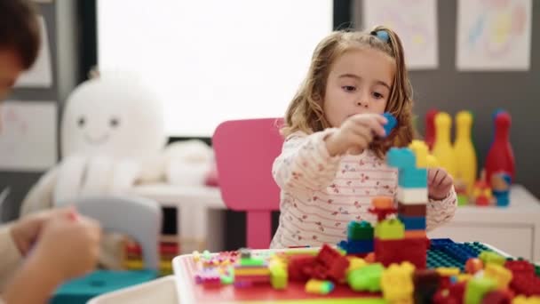 유치원에서 테이블에 앉아서 자재들을 가지고 스러운 스페인 — 비디오