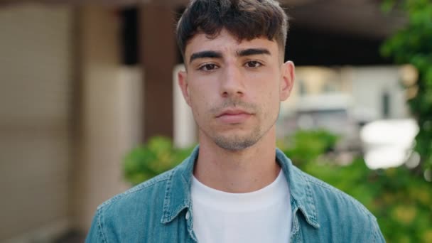 Молодий Іспаномовний Чоловік Дивиться Камеру Серйозним Виразом Вулиці — стокове відео