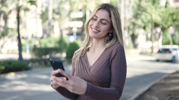 Młoda Blondynka Uśmiecha Się Pewnie Pomocą Smartfona Parku — Wideo stockowe