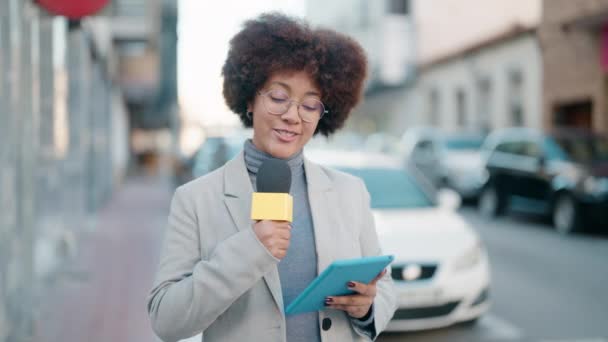 Africano Repórter Mulher Americana Trabalhando Usando Microfone Touchpad Rua — Vídeo de Stock