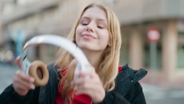 Sokakta Müzik Dinlerken Kendine Güvenen Genç Sarışın Kız — Stok video