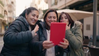 Anne ve kızları gülümsüyor.