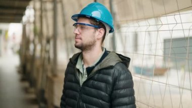 Genç mimar iyi. Başparmağınla işaret ver.