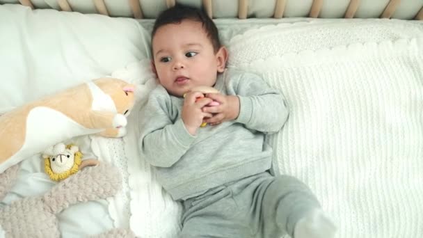 Adorable Bebé Hispano Acostado Cama Chupando Juguete Dormitorio — Vídeo de stock