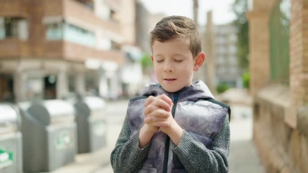 Sarışın Çocuk Gülerek Sokakta Dua Ediyor — Stok video