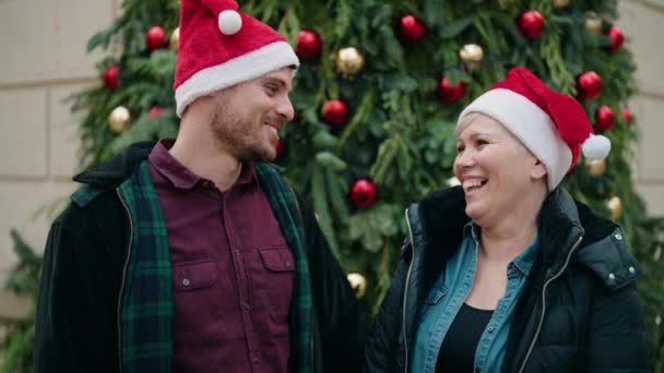 母と息子は公園でクリスマスツリーによって自信を持って立って笑って — ストック動画