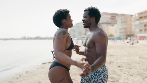 Afrykański Amerykański Mężczyzna Kobieta Para Noszenie Strój Kąpielowy Taniec Nad — Wideo stockowe
