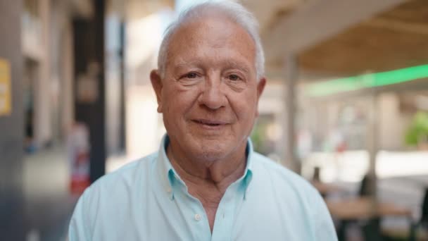 Yaşlı Kır Saçlı Gülümseyen Kendine Güvenen Bir Adam Sokakta Duruyor — Stok video