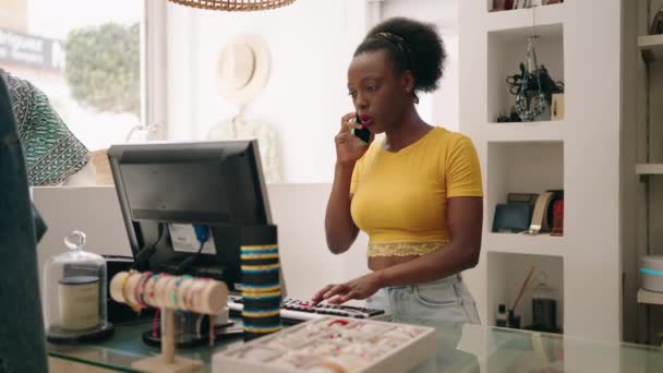 Assistente Loja Mulheres Afro Americanas Usando Computador Falando Smartphones Loja — Vídeo de Stock