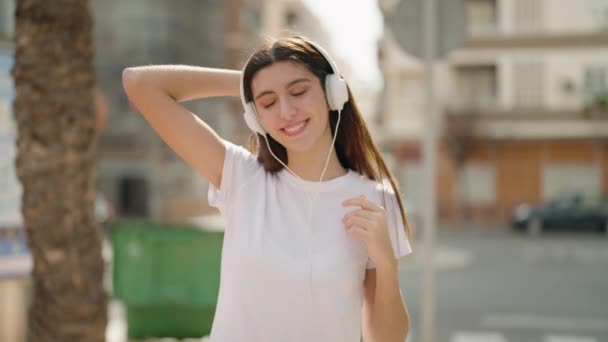 Jovem Hispânica Sorrindo Confiante Ouvir Música Dançar Rua — Vídeo de Stock
