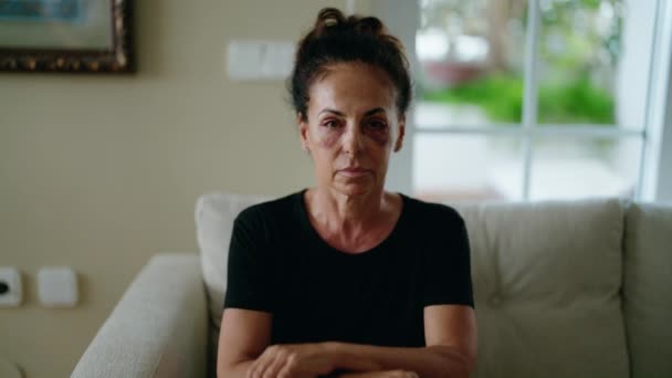 中年惊慌失措的女人在家里的家庭暴力问题上没有表现出任何手下留情的迹象 — 图库视频影像