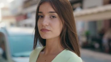 Sokakta ciddi bir ifadeyle duran genç, güzel İspanyol kadın.