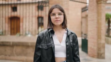 Genç İspanyol kadın gülümsüyor. Kendine güveniyor ve merhaba diyor.