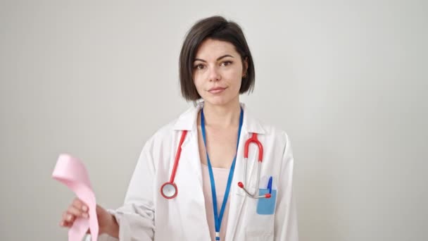 Mladá Běloška Žena Lékař Drží Prsu Povědomí Rakovině Růžová Stuha — Stock video
