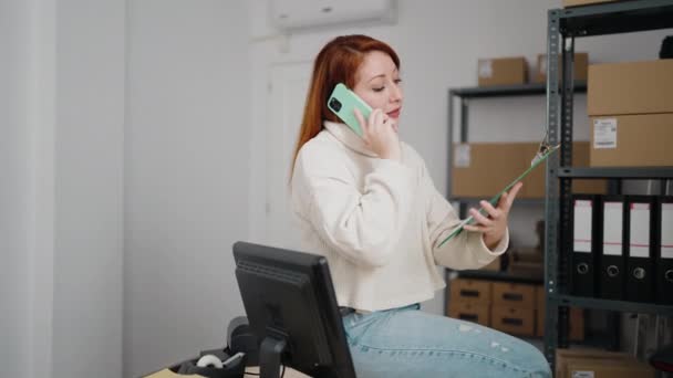 Mujer Pelirroja Joven Comercio Electrónico Trabajador Negocios Hablando Teléfono Inteligente — Vídeo de stock
