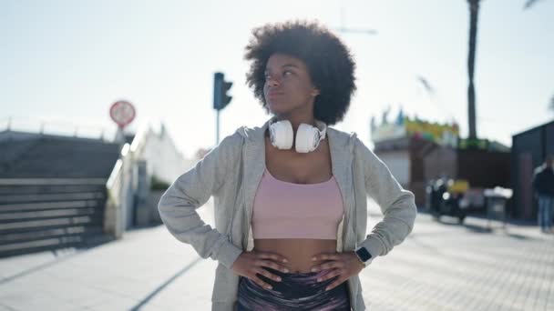 Mujer Afroamericana Sonriendo Confiada Usando Auriculares Calle — Vídeo de stock