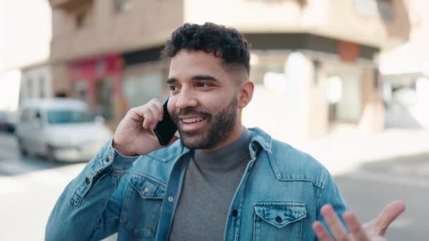 Młody Arabski Człowiek Uśmiechnięty Pewny Siebie Mówi Smartfonie Ulicy — Wideo stockowe