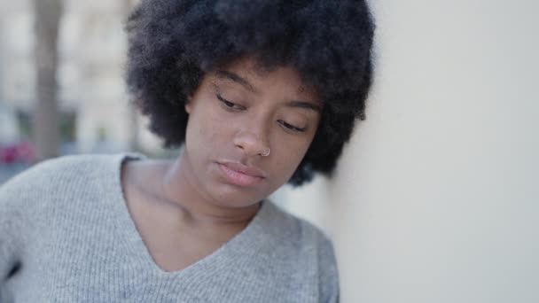 Afričanky Americká Žena Stojící Smutným Výrazem Ulici — Stock video
