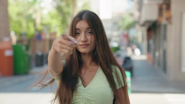 年轻美丽的惊慌失措的女人带着自信地微笑着 手拉手在街上做着即将到来的手势 — 图库视频影像