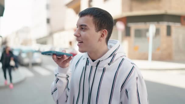 Νεαρός Άνδρας Χαμογελά Αυτοπεποίθηση Μιλώντας Στο Smartphone Στο Δρόμο — Αρχείο Βίντεο