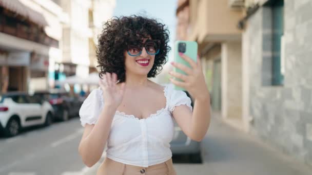 Jonge Vrouw Uit Het Midden Oosten Glimlachend Zelfverzekerd Videogesprek Straat — Stockvideo
