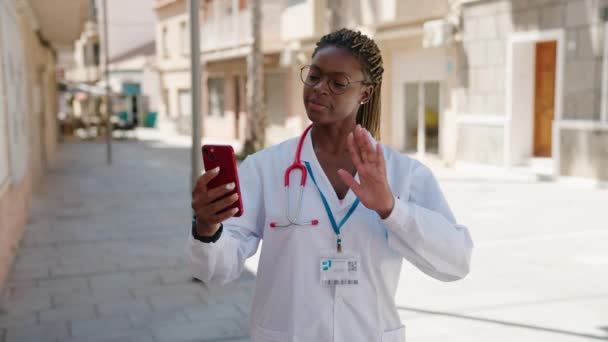 Afro Américaine Femme Médecin Souriant Confiant Ayant Appel Vidéo Rue — Video