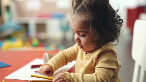Entzückende Hispanische Studentin Sitzt Mit Bleistiftfarbe Tisch Kindergarten — Stockvideo