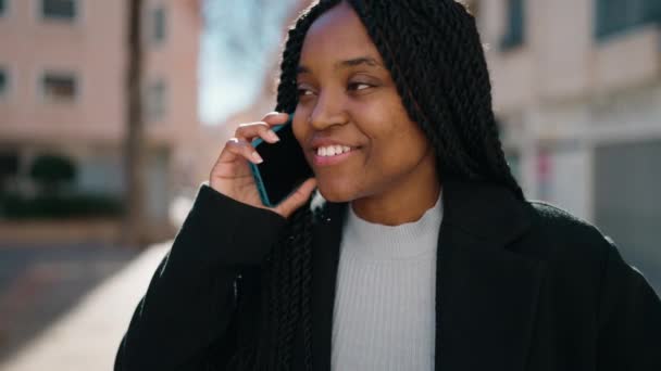Молода Афроамериканська Жінка Яка Посміхається Впевнено Розмовляє Смартфону Вулиці — стокове відео