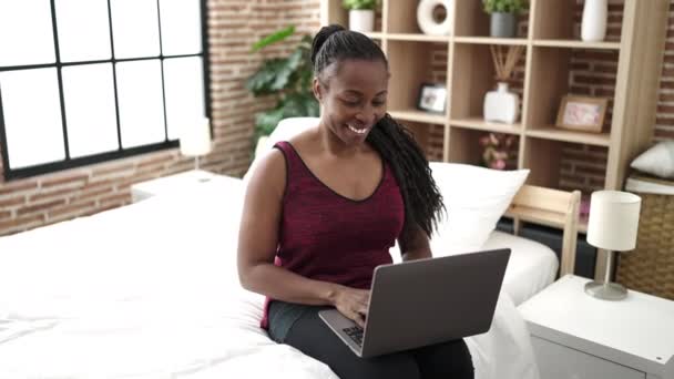 Afrikansk Kvinna Använder Laptop Sitter Sängen Sovrummet — Stockvideo