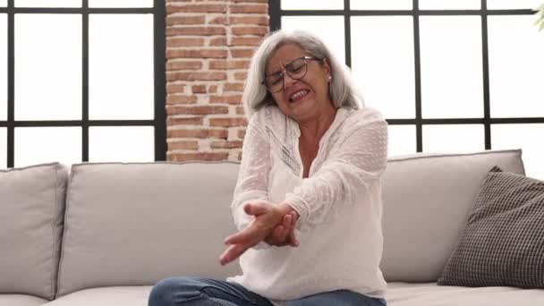 Orta Yaşlı Kır Saçlı Evinde Bilek Ağrısı Çeken Bir Kadın — Stok video