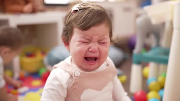 Liebenswertes Kleinkind Sitzt Weinend Kindergarten Auf Dem Boden — Stockvideo