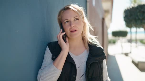 Genç Sarışın Kadın Gülümsüyor Kendine Güveni Tam Akıllı Telefondan Konuşuyor — Stok video