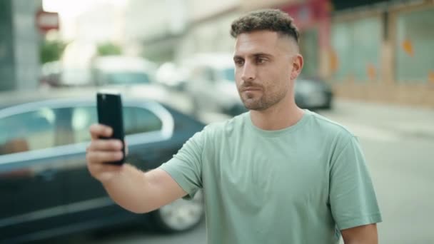 Jonge Spaanse Man Glimlacht Vol Vertrouwen Selfie Maken Door Smartphone — Stockvideo