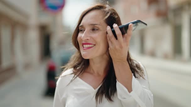 Jonge Mooie Latijns Amerikaanse Vrouw Glimlachend Vol Vertrouwen Luisteren Audioboodschap — Stockvideo