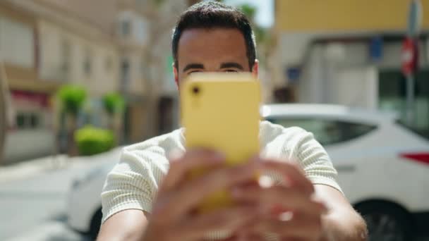 Mladý Hispánec Muž Usměvavý Sebevědomě Dělat Fotografii Smartphonu Ulici — Stock video