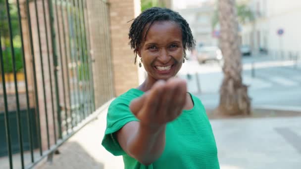 Afrykańska Kobieta Średnim Wieku Uśmiecha Się Pewnie Robiąc Gest Ulicy — Wideo stockowe