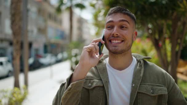 Mladý Hispánec Usmívá Sebevědomě Mluví Smartphonu Ulici — Stock video