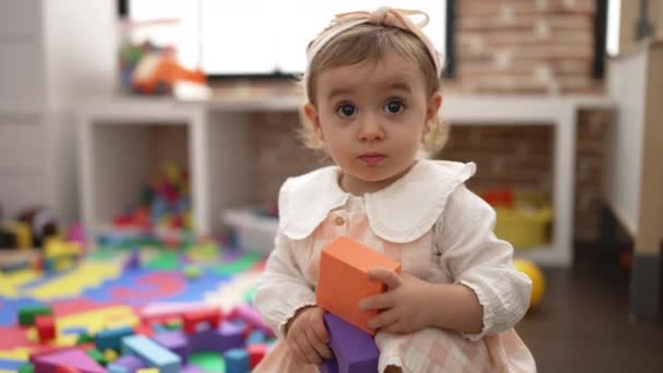 Liebenswertes Kaukasisches Mädchen Mit Spielzeug Auf Dem Fußboden Kindergarten — Stockvideo
